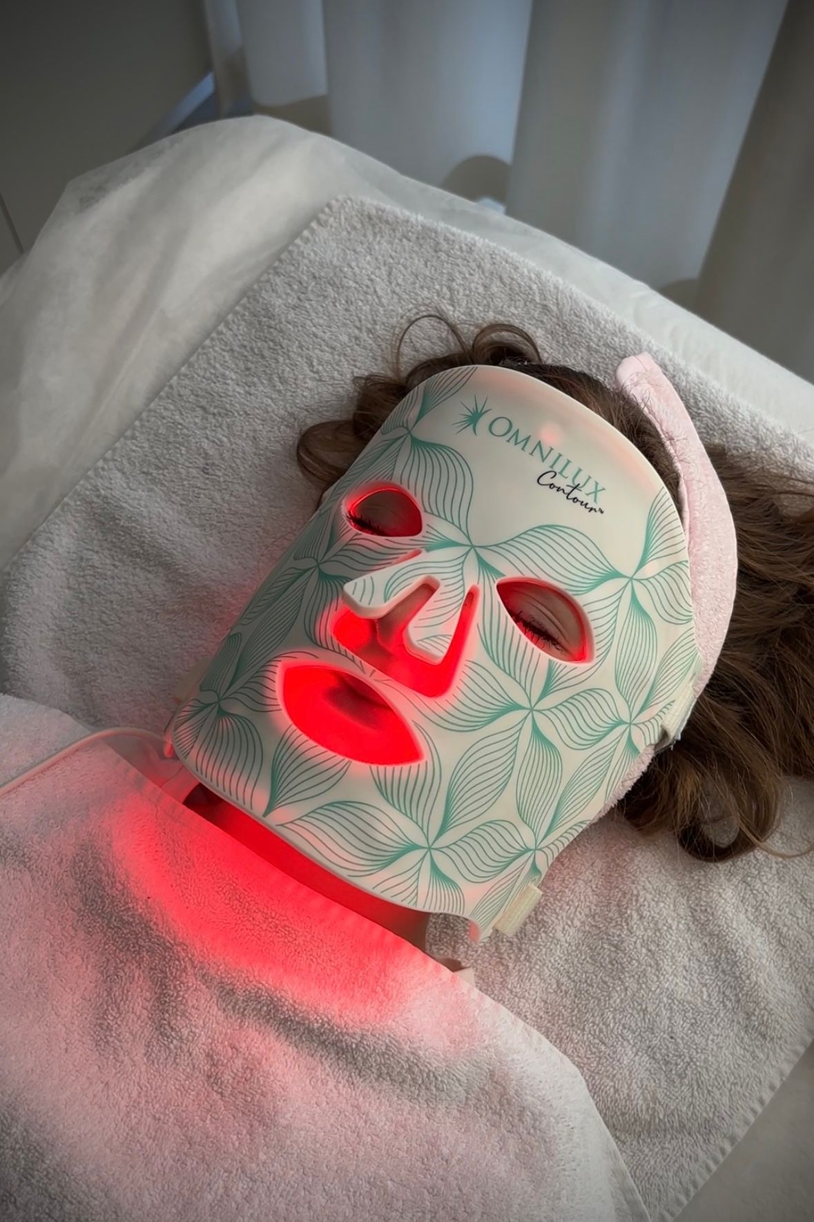 Ošetrenie tváre LED maskou Omnilux Contour